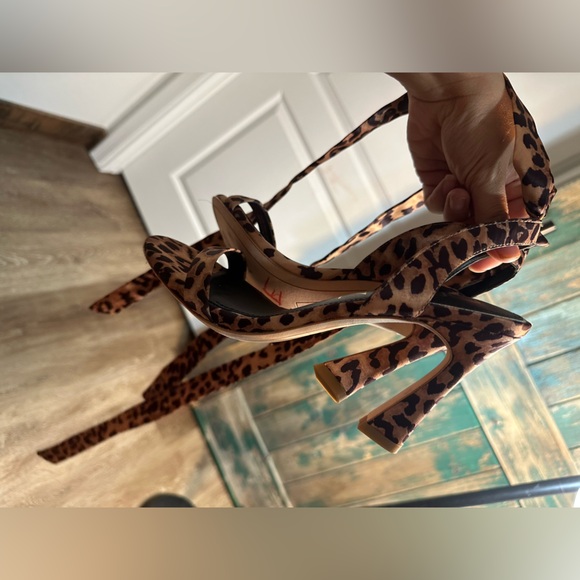 Deltan Makenna Jaguar Print Ankle Wrap
Dress Sandals women size 7.5 - Picture 5 of 17